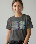 Model draagt Statische Ruis T-shirt, vooraanzicht