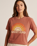 Model draagt Vervaagde Zonsondergang T-shirt, vooraanzicht