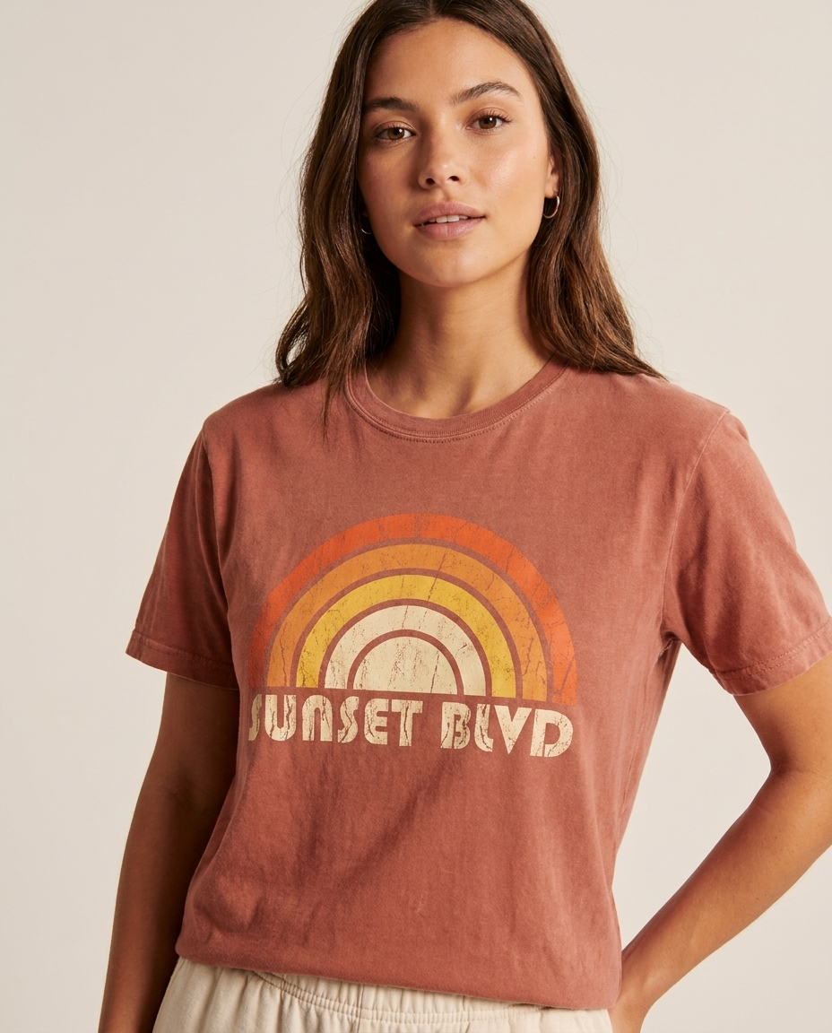 Model draagt Vervaagde Zonsondergang T-shirt, vooraanzicht