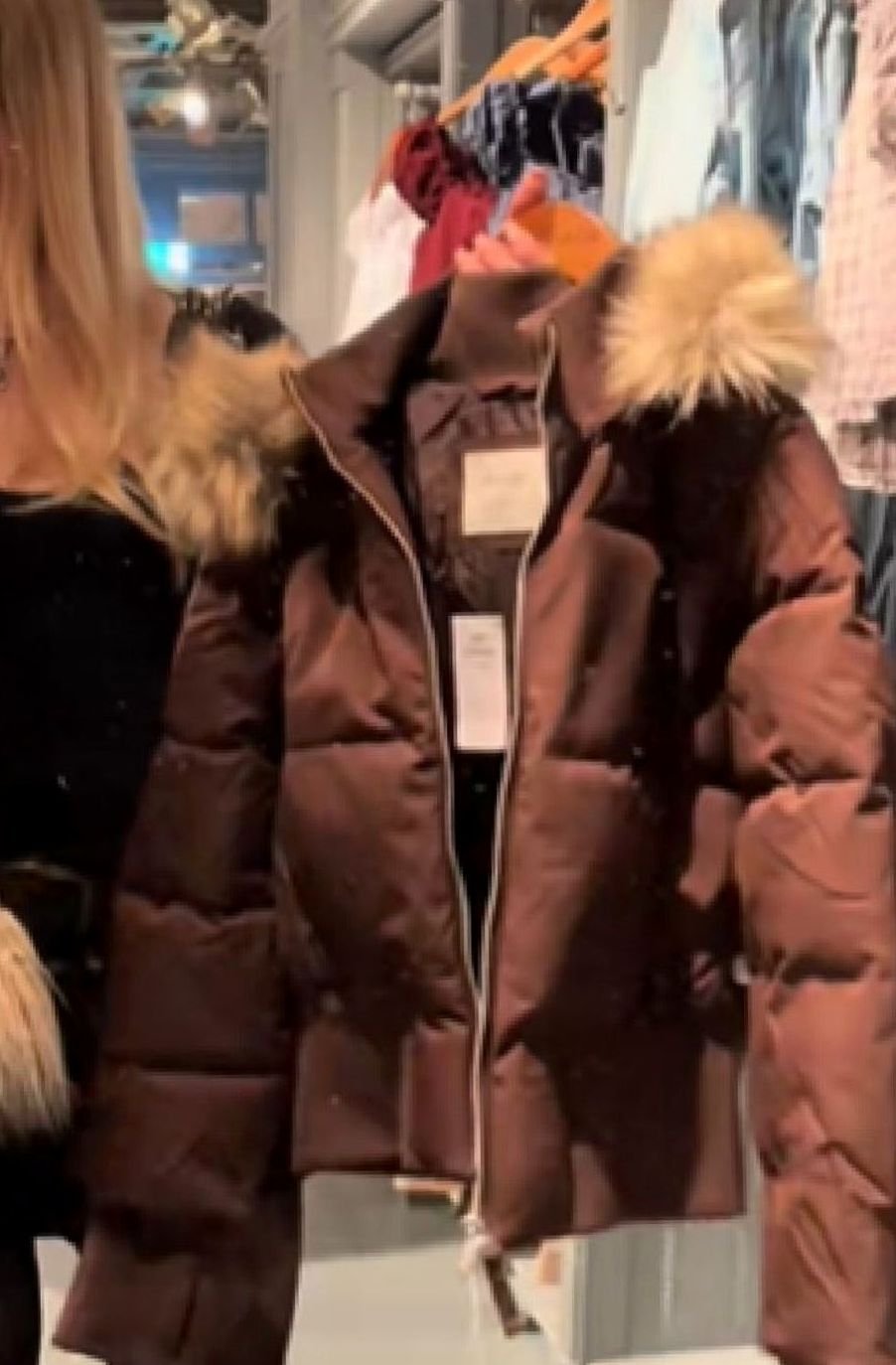 Dames cropped puffer jacket met faux-fur capuchon 2