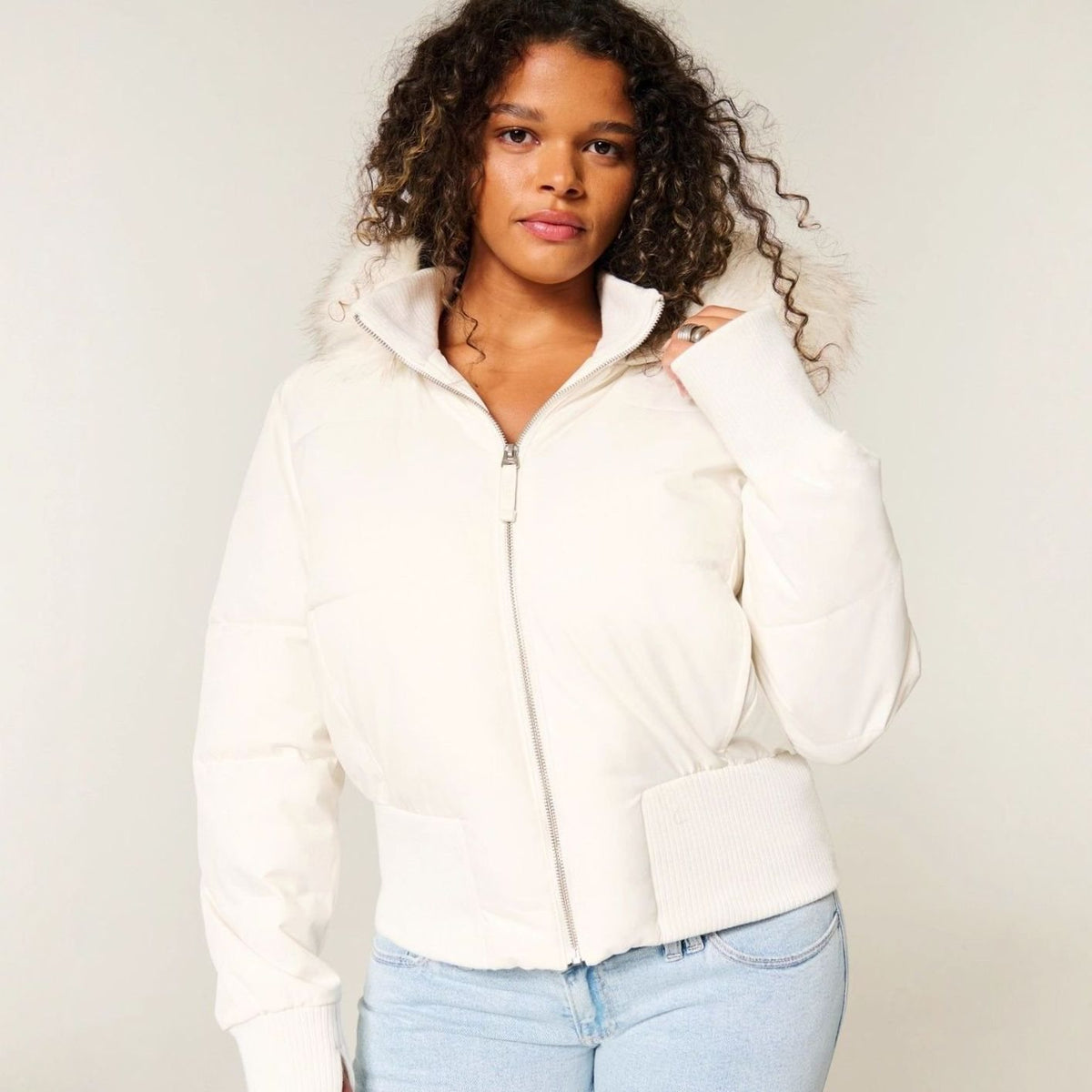 Dames cropped puffer jacket met faux-fur capuchon 5