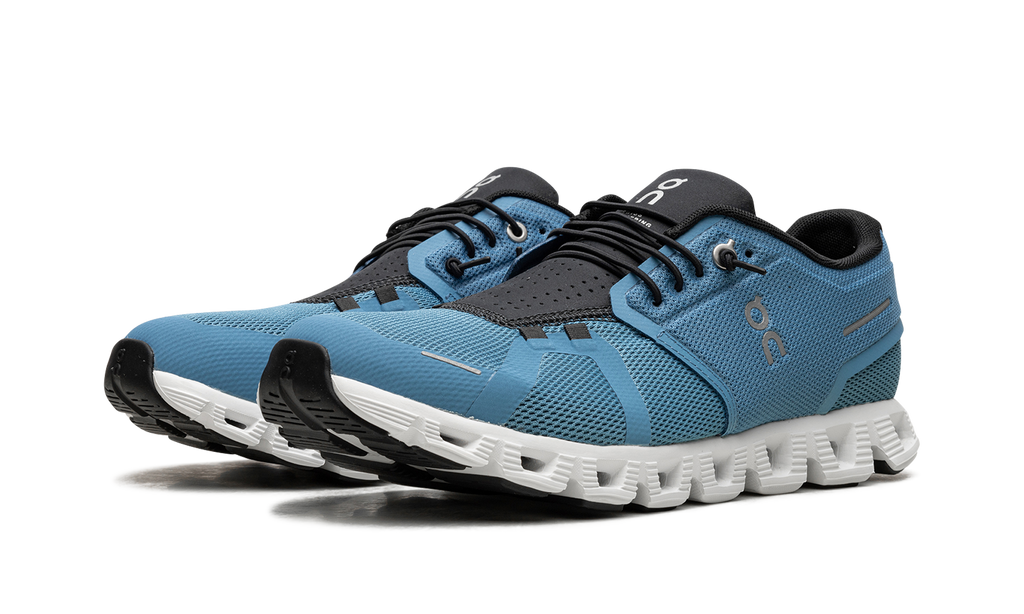 On Running Cloud 5 in Niagara Blauw en Zwart, ademende sneaker