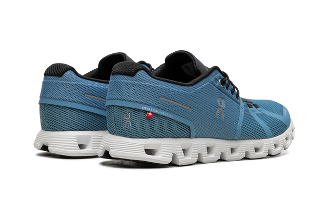 On Running Cloud 5 in Niagara Blauw en Zwart, ademende sneaker